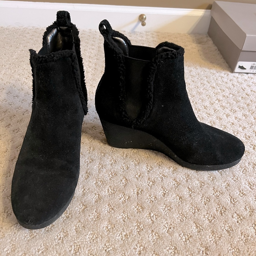Talbots wedge ankle boots in black suede with faux fur trim - size 8.5